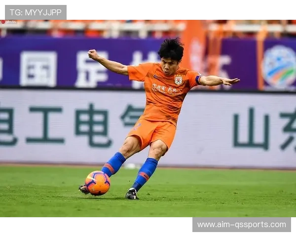 退役足球传奇再现辉煌岁月，海报设计彰显英雄本色与激情燃烧的岁月